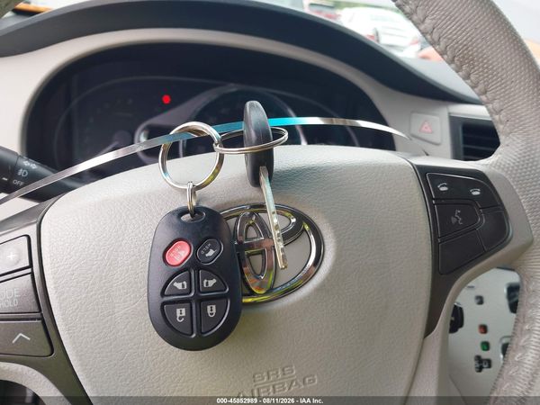 2012 TOYOTA SIENNA XLE V6 8 PASSENGER — I11