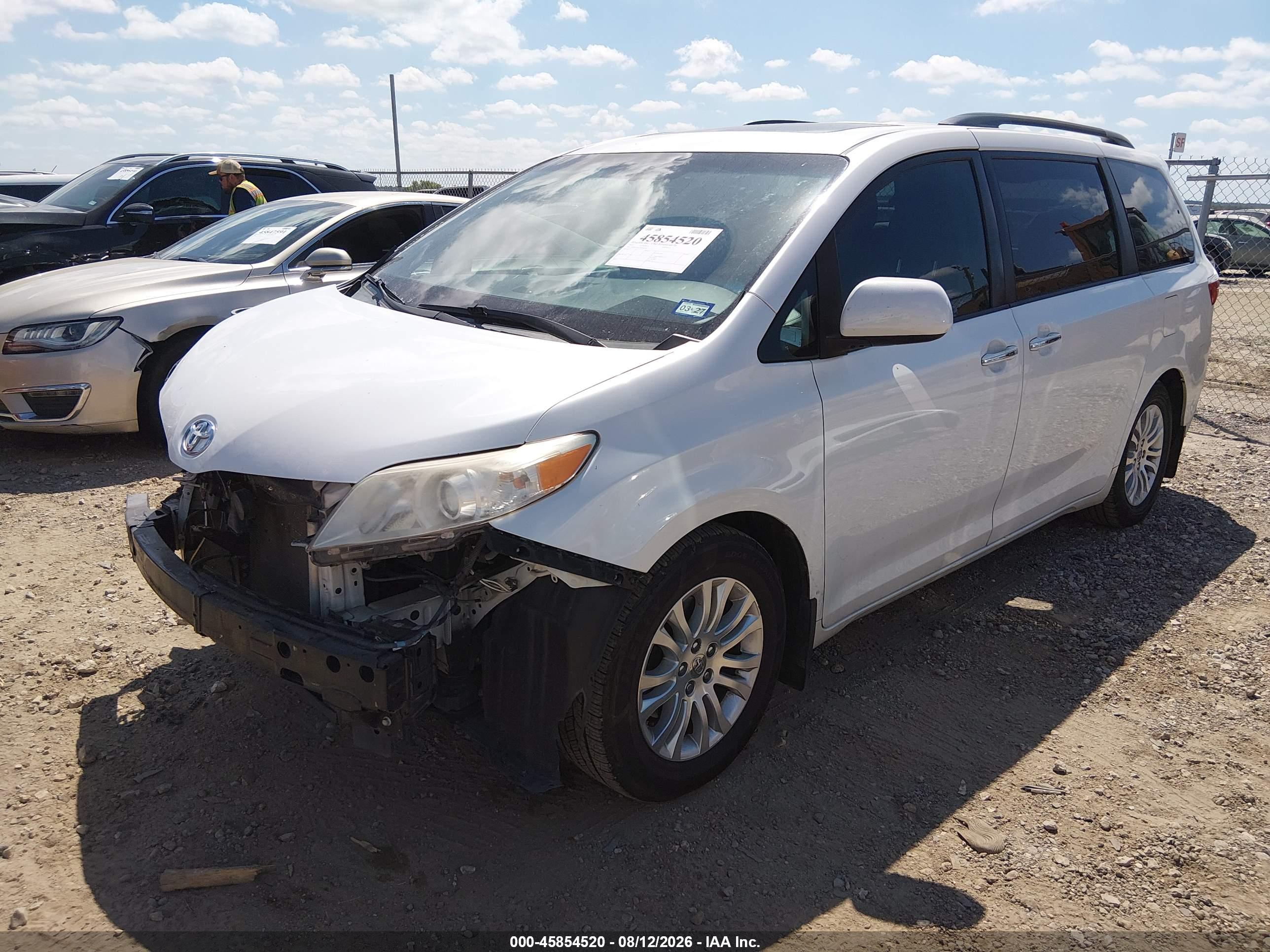 2015 TOYOTA SIENNA XLE PREMIUM 8 PASSENGER — I2
