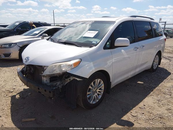 2015 TOYOTA SIENNA — I2