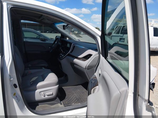 2015 TOYOTA SIENNA XLE PREMIUM 8 PASSENGER — I5