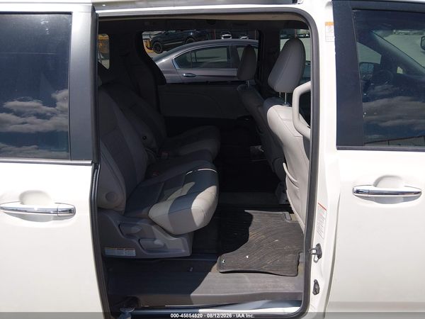 2015 TOYOTA SIENNA XLE PREMIUM 8 PASSENGER — I8