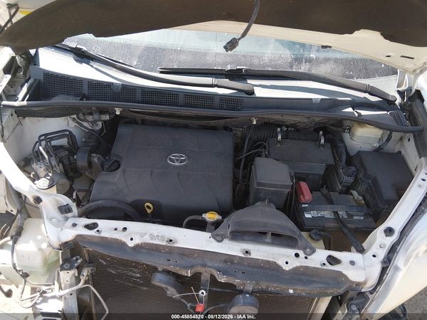 2015 TOYOTA SIENNA XLE PREMIUM 8 PASSENGER — I10