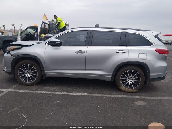 2017 TOYOTA HIGHLANDER SE