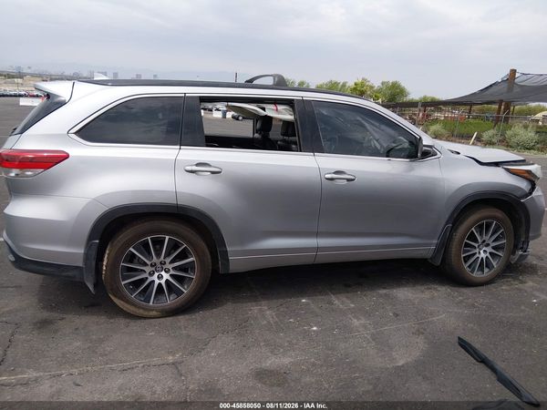 2017 TOYOTA HIGHLANDER SE