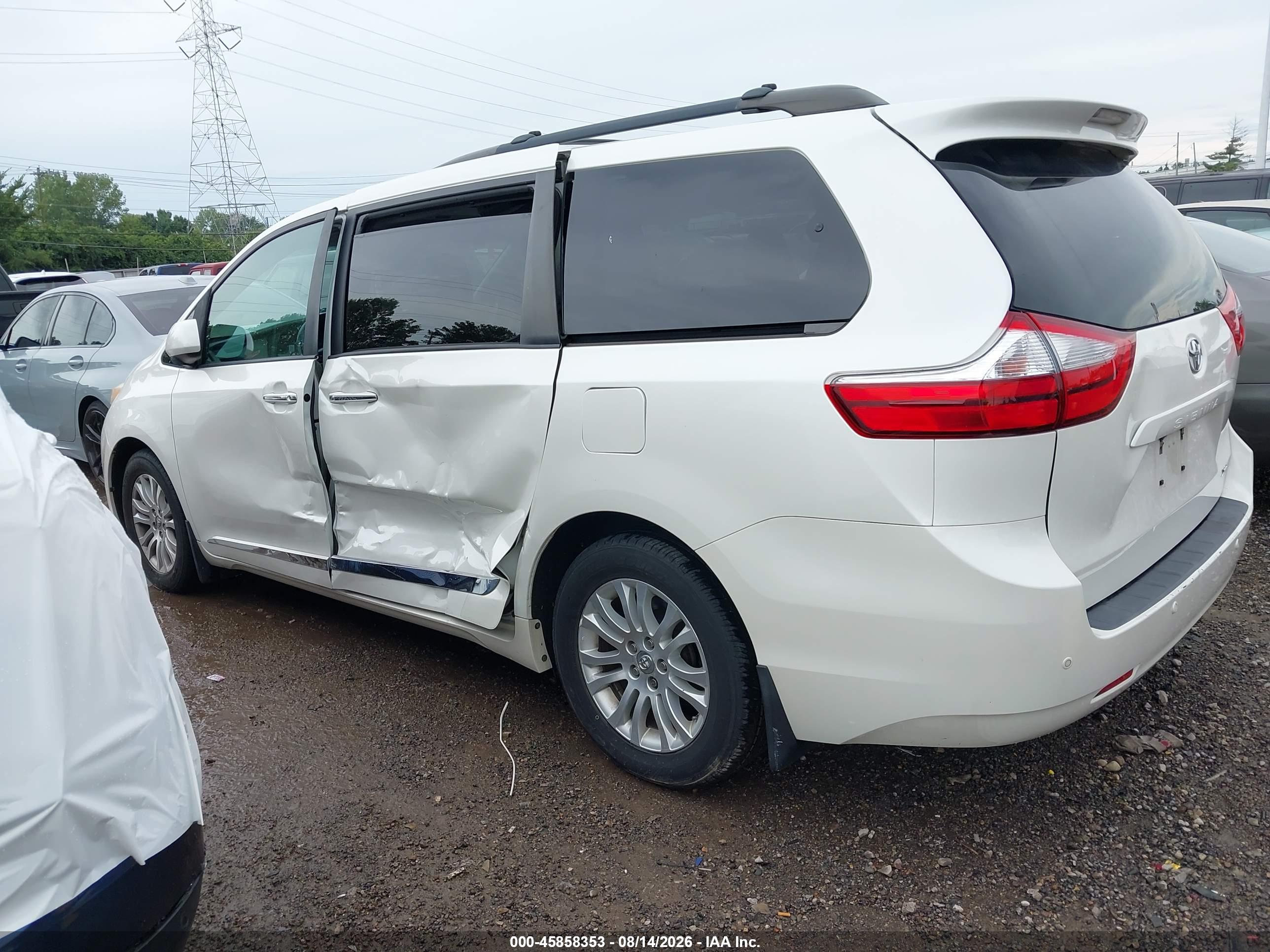 2017 TOYOTA SIENNA XLE 8 PASSENGER