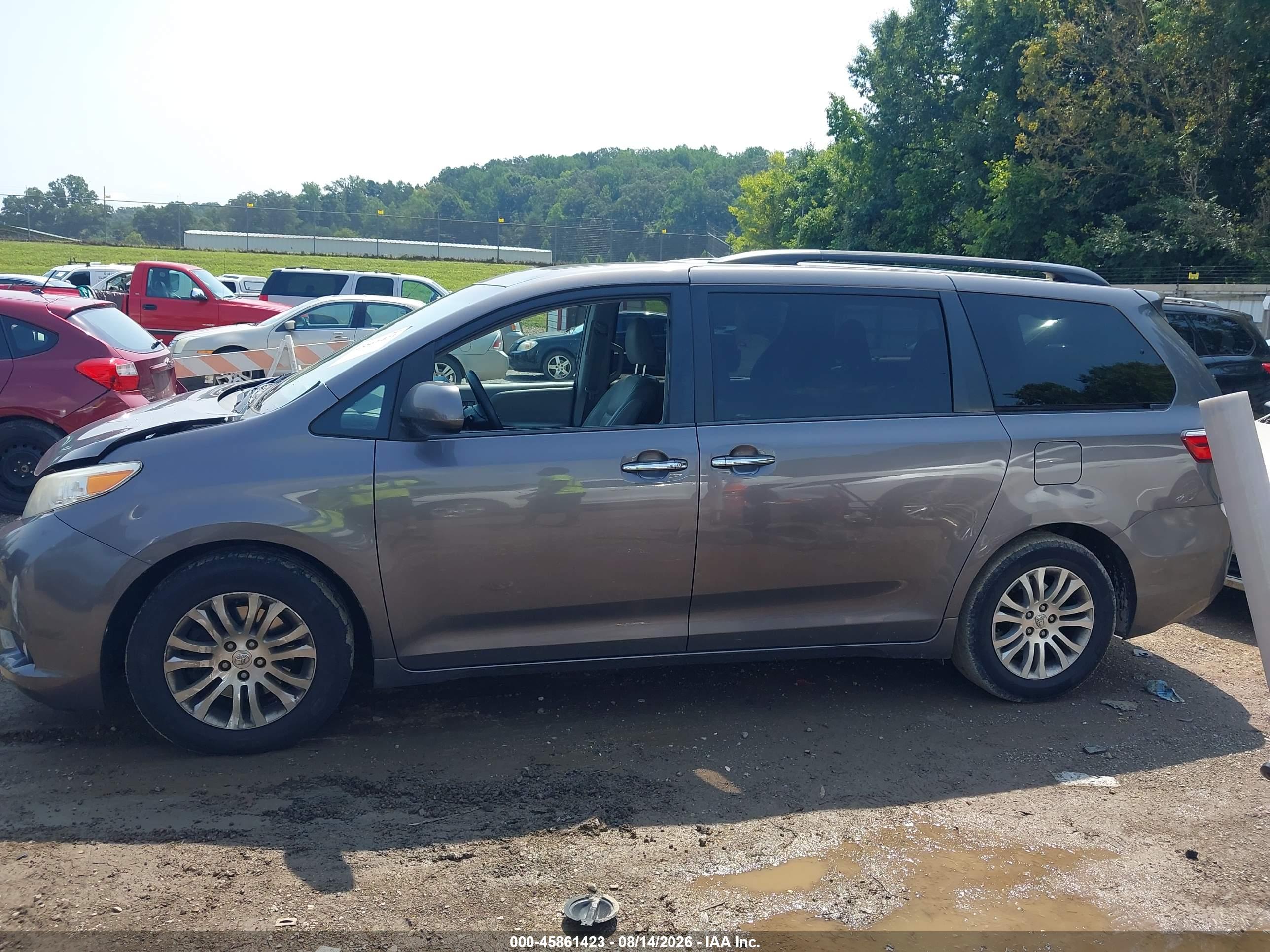 2015 TOYOTA SIENNA XLE 8 PASSENGER