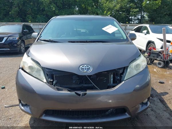 2015 TOYOTA SIENNA XLE 8 PASSENGER