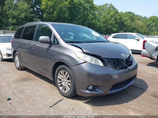 2015 TOYOTA SIENNA XLE 8 PASSENGER