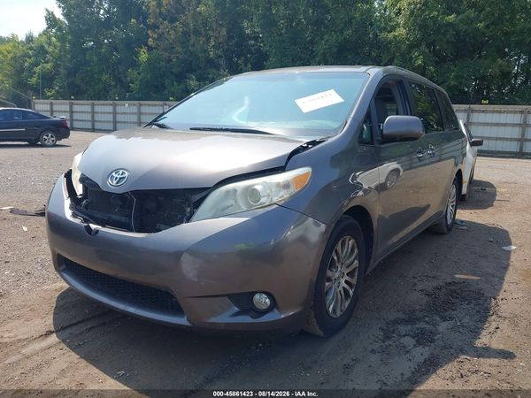2015 TOYOTA SIENNA XLE 8 PASSENGER