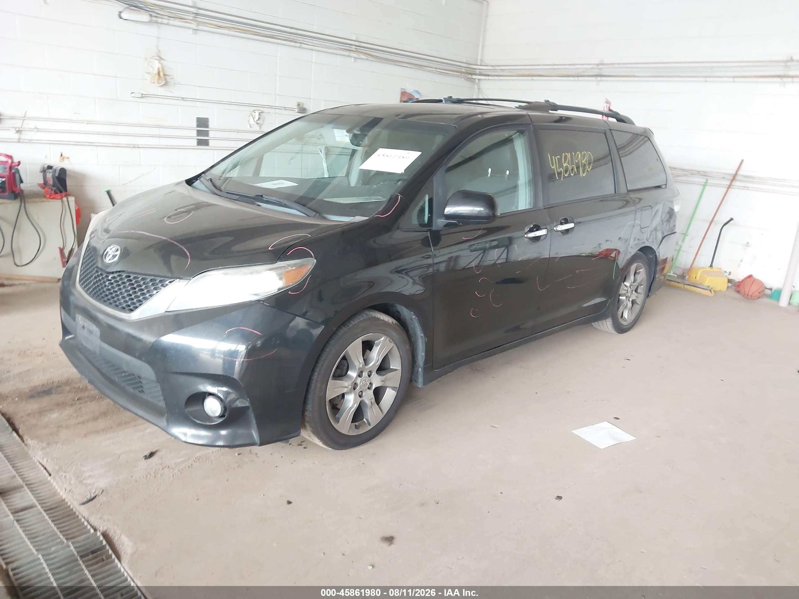 2013 TOYOTA SIENNA SE 8 PASSENGER — I2