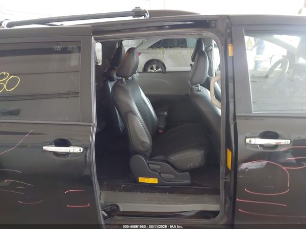 2013 TOYOTA SIENNA SE 8 PASSENGER — I8