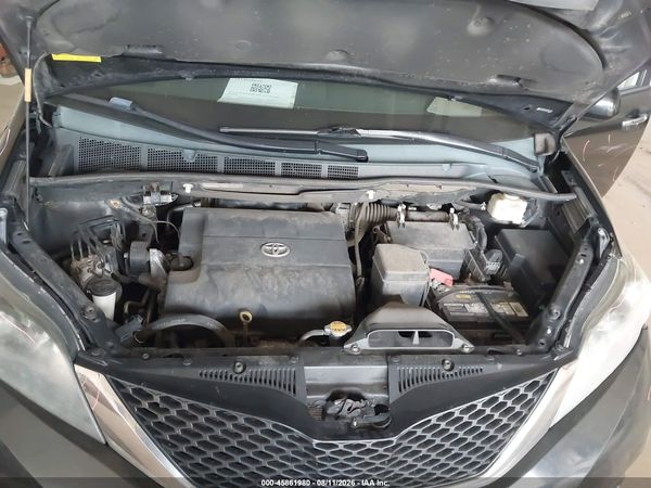 2013 TOYOTA SIENNA SE 8 PASSENGER — I10