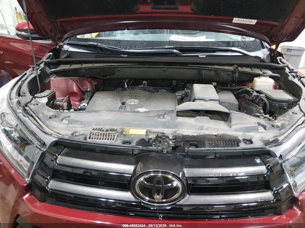 2017 TOYOTA HIGHLANDER SE