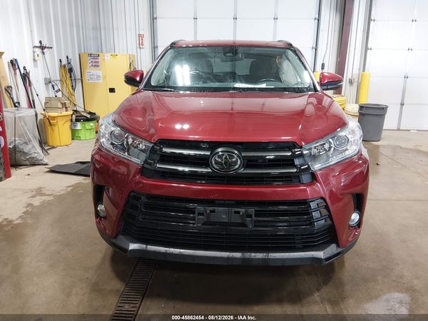 2017 TOYOTA HIGHLANDER SE