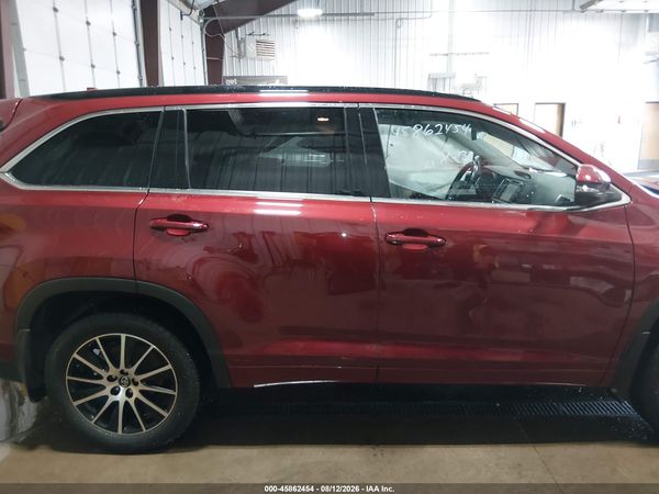 2017 TOYOTA HIGHLANDER SE