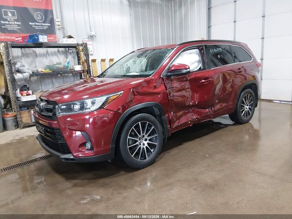 2017 TOYOTA HIGHLANDER SE