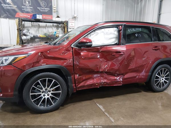 2017 TOYOTA HIGHLANDER SE