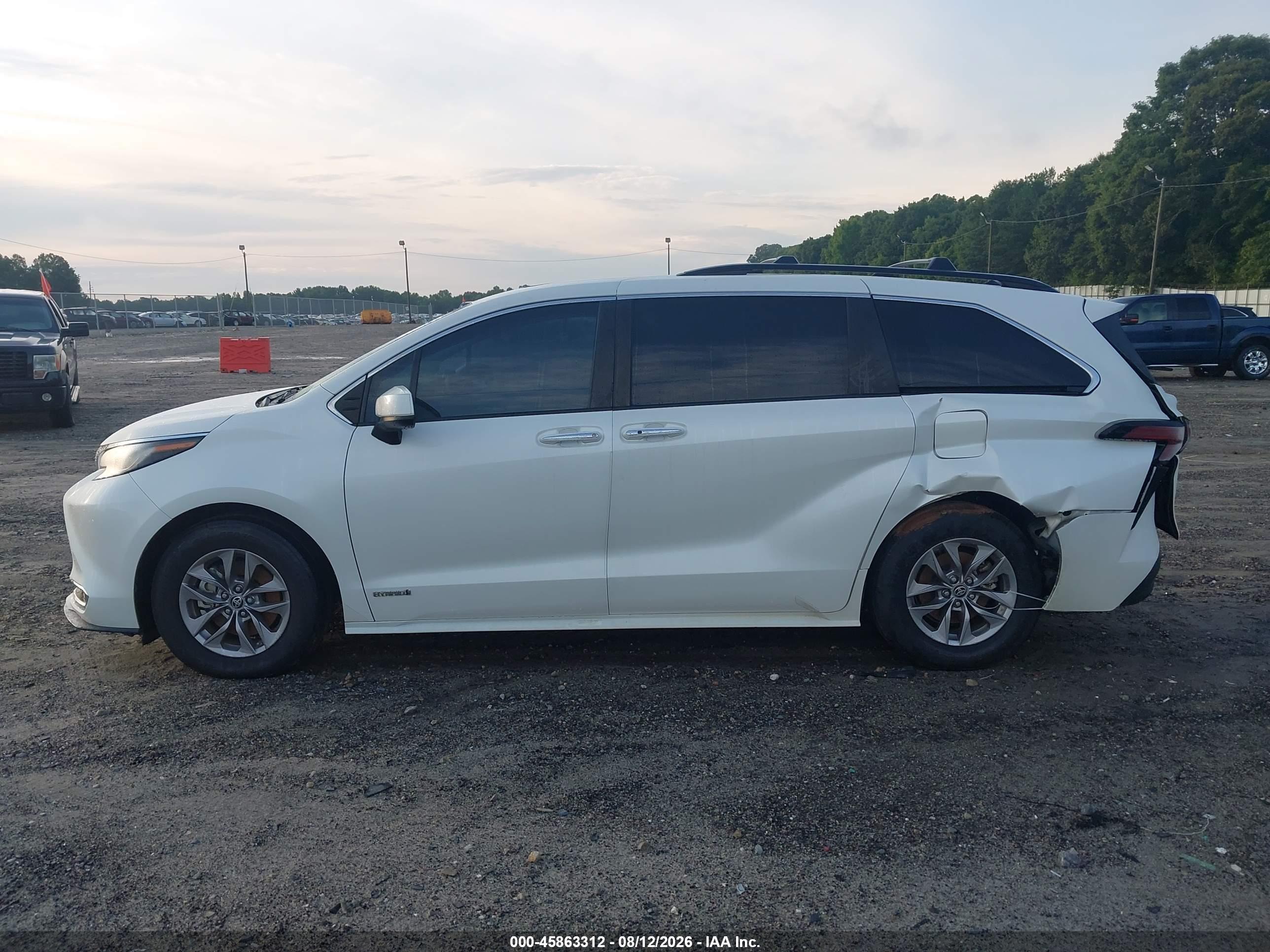 2021 TOYOTA SIENNA XLE