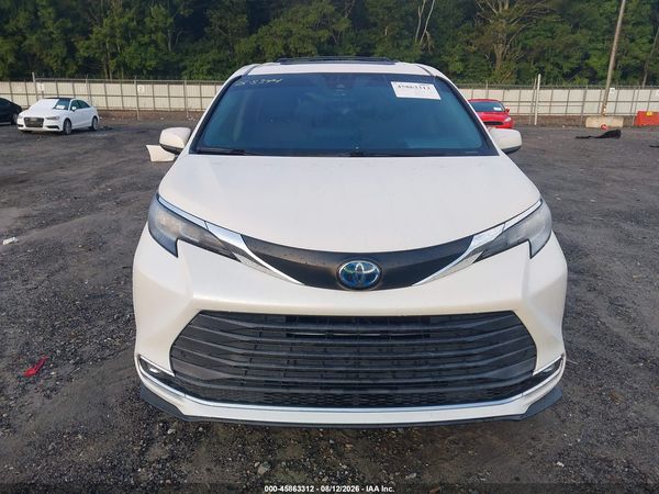 2021 TOYOTA SIENNA XLE