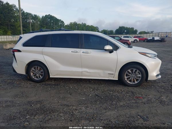 2021 TOYOTA SIENNA XLE