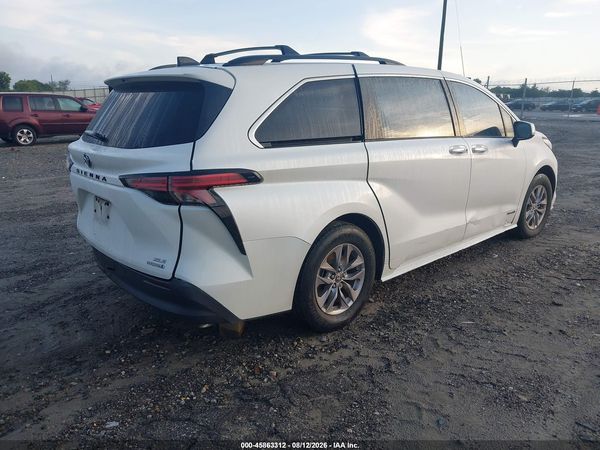 2021 TOYOTA SIENNA XLE