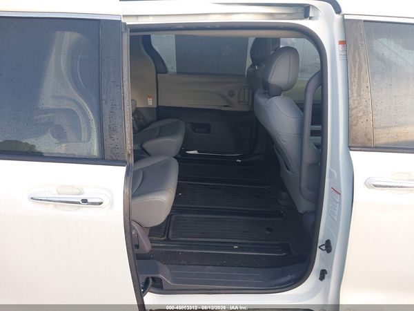 2021 TOYOTA SIENNA XLE