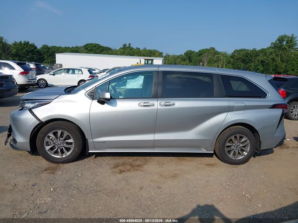 2021 TOYOTA SIENNA LE