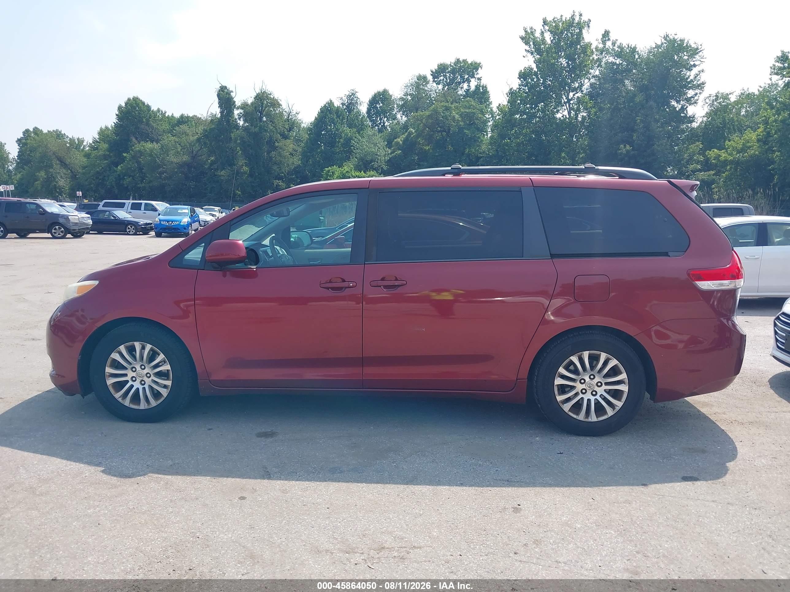 2013 TOYOTA SIENNA XLE V6 8 PASSENGER