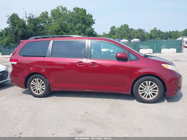 2013 TOYOTA SIENNA XLE V6 8 PASSENGER