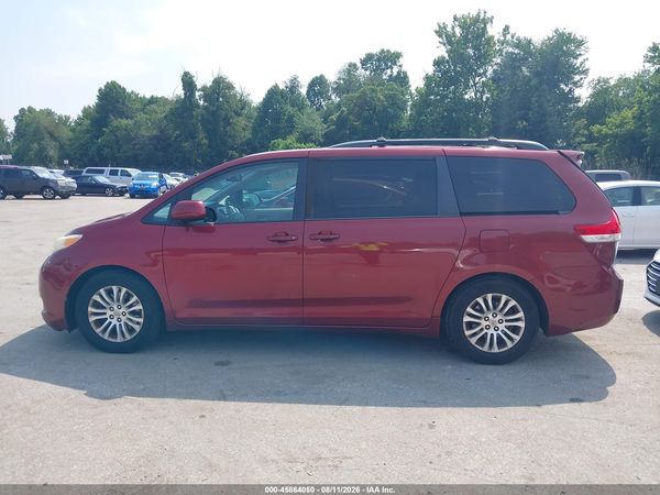 2013 TOYOTA SIENNA XLE V6 8 PASSENGER