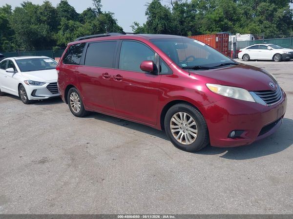2013 TOYOTA SIENNA XLE V6 8 PASSENGER