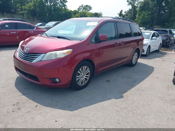 2013 TOYOTA SIENNA XLE V6 8 PASSENGER