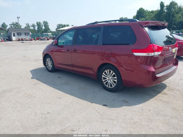 2013 TOYOTA SIENNA XLE V6 8 PASSENGER