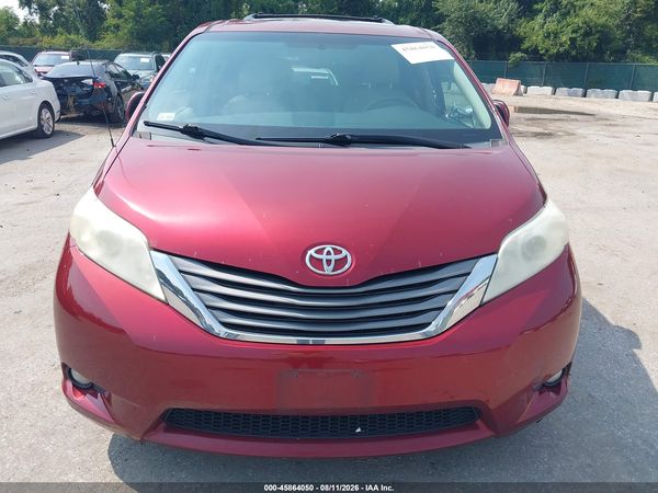 2013 TOYOTA SIENNA XLE V6 8 PASSENGER