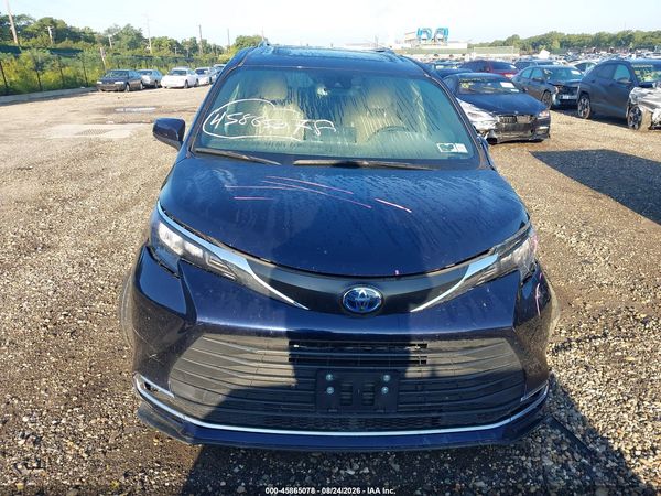 2024 TOYOTA SIENNA XLE