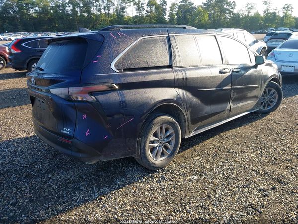 2024 TOYOTA SIENNA XLE