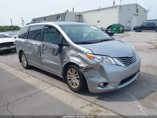 2015 TOYOTA SIENNA XLE 8 PASSENGER — I1