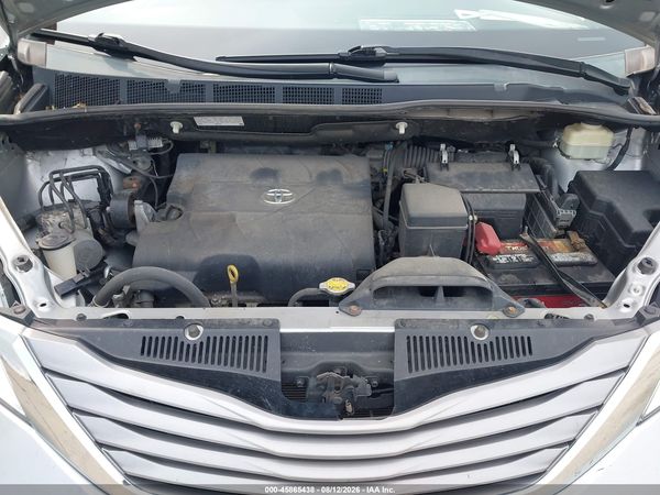2015 TOYOTA SIENNA XLE 8 PASSENGER — I10
