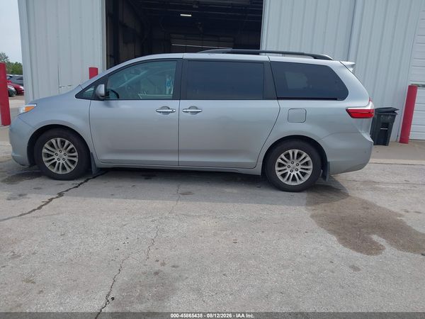 2015 TOYOTA SIENNA XLE 8 PASSENGER — I117