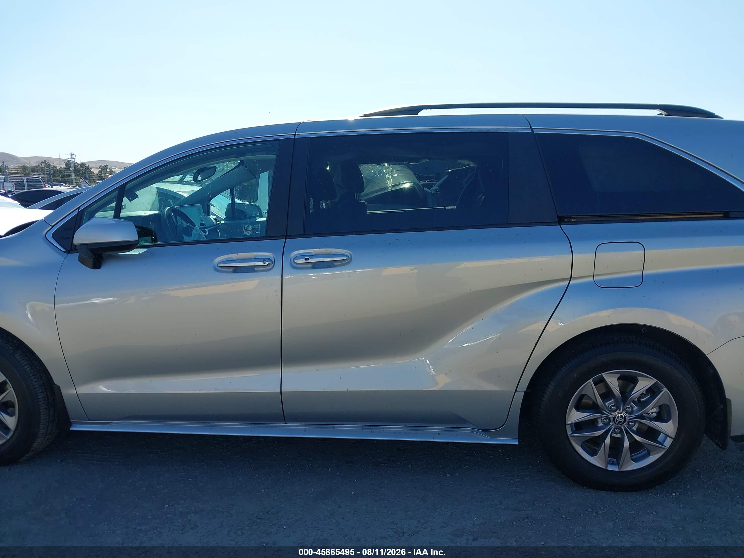 2024 TOYOTA SIENNA LE