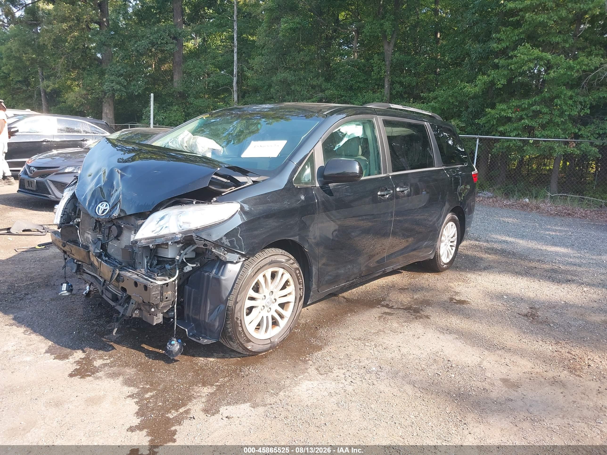 2017 TOYOTA SIENNA XLE 8 PASSENGER — I2