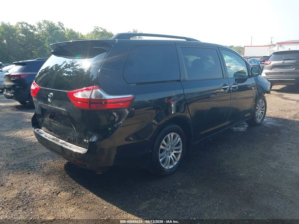 2017 TOYOTA SIENNA XLE 8 PASSENGER — I4