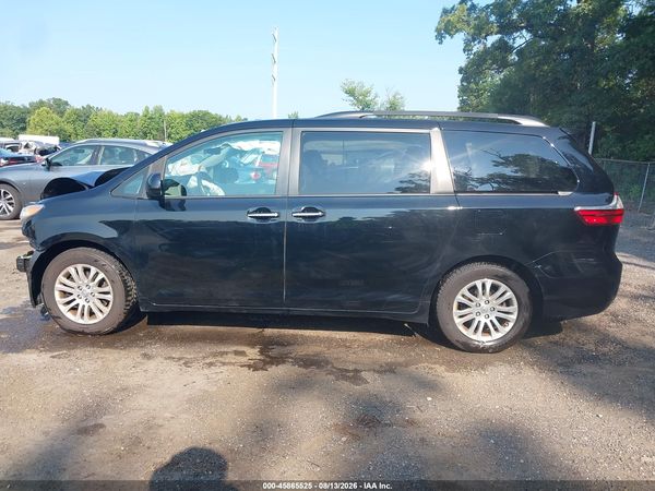 2017 TOYOTA SIENNA XLE 8 PASSENGER — I117