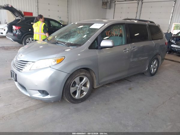 2015 TOYOTA SIENNA — I2