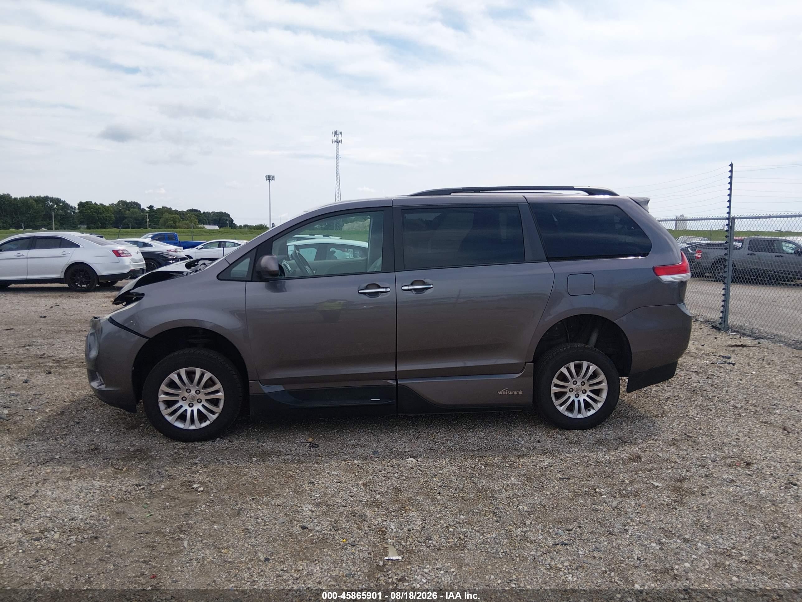 2014 TOYOTA SIENNA XLE V6 8 PASSENGER