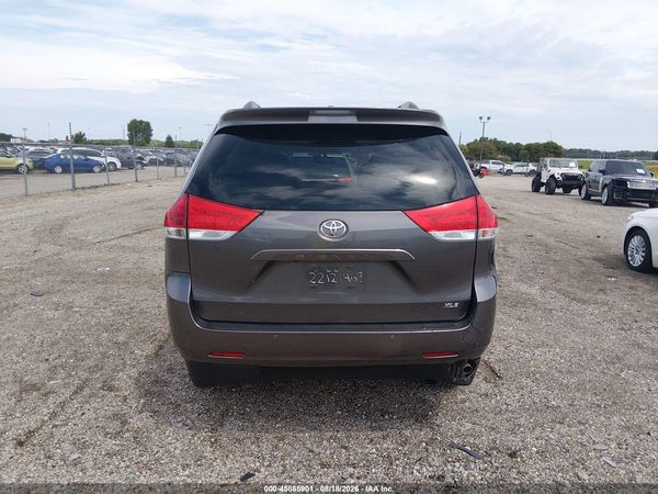 2014 TOYOTA SIENNA XLE V6 8 PASSENGER