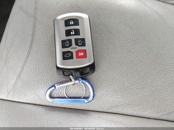 2014 TOYOTA SIENNA XLE V6 8 PASSENGER