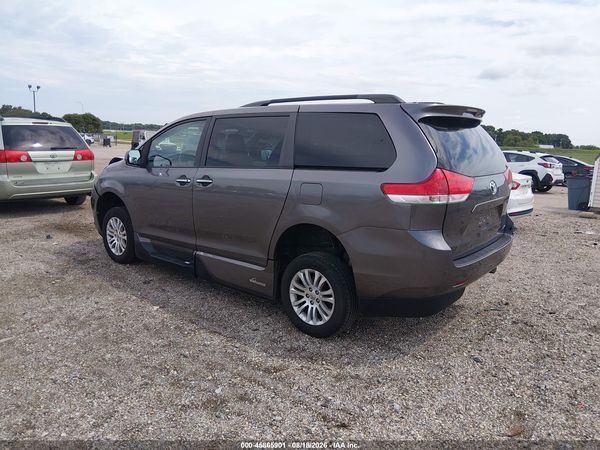 2014 TOYOTA SIENNA XLE V6 8 PASSENGER