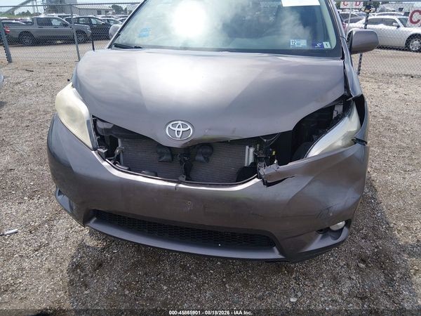 2014 TOYOTA SIENNA XLE V6 8 PASSENGER