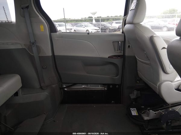 2014 TOYOTA SIENNA XLE V6 8 PASSENGER